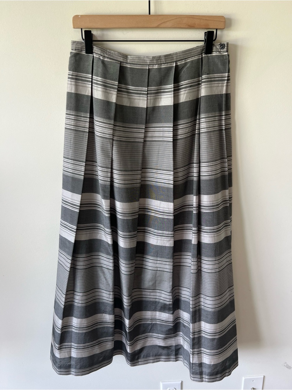Talbots Grey and White Cotton Silk Striped Pleated Maxi Skirt Lined